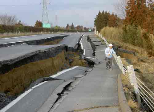 Imagen de la autopista Great Kanto en Naka después del terremoto