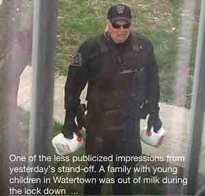 El policía que repartió leche durante el sitio de Boston, fenómeno viral en internet
