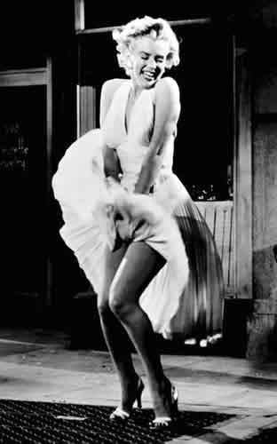 Fotograma de la película, la tentación vive arriba (1955)