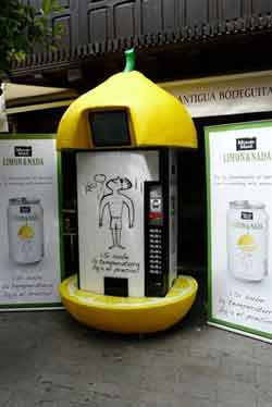 Coca-Cola instala en Sevilla máquinas de limonadas cuyos precios bajan conforme sube la temperatura