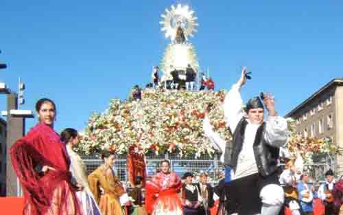 Ofrenda de flores a la Virgen del Pilar