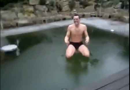 Un alemán se tira a una piscina helada
