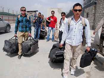 Los intérpretes afganos, saliendo de la base militar este lunes, tras llegar a Kabul.