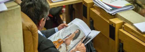 Revilla lee la revista durante el pleno de este lunes. Foto de Andrés Fernández del Diario Montañés.