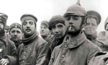 Soldados ingleses y alemanes durante la Tregua de Navidad 1914.
