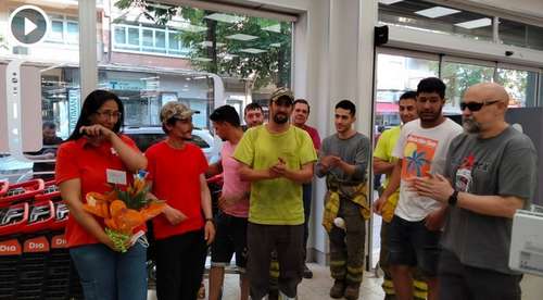 Los bomberos agradecen el gesto de solidaridad a Mayte, la cajera de supermercado del Día 